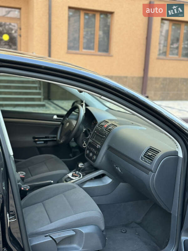 Хэтчбек Volkswagen Golf 2004 в Измаиле