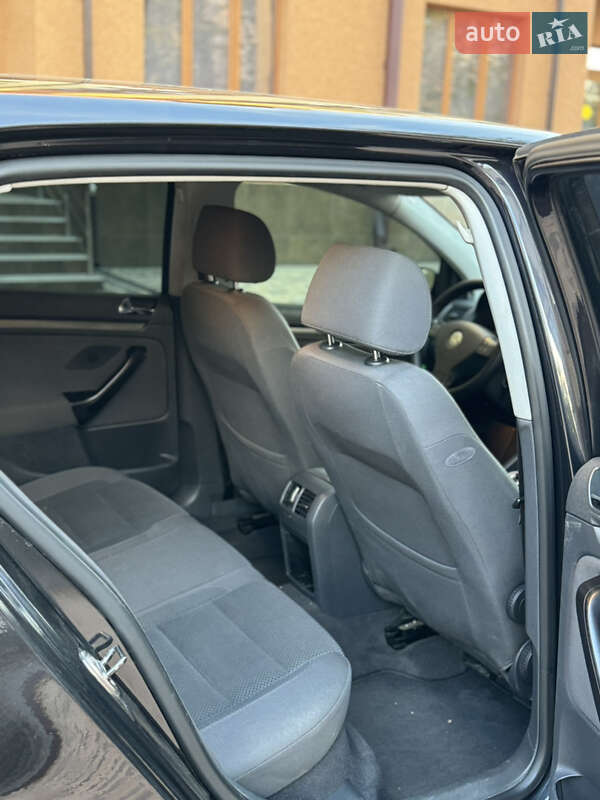 Хэтчбек Volkswagen Golf 2004 в Измаиле