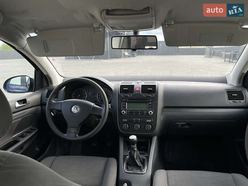 Хэтчбек Volkswagen Golf 2005 в Калуше