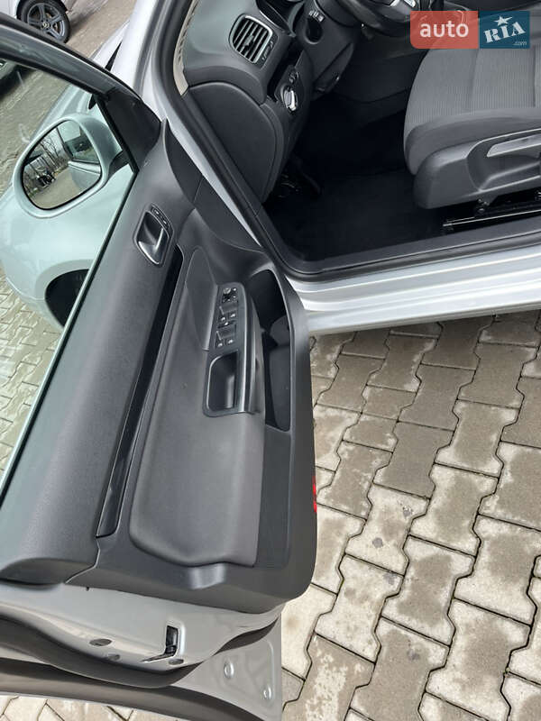 Универсал Volkswagen Golf 2011 в Черновцах