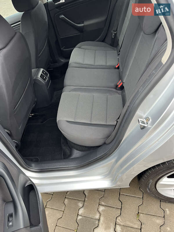 Универсал Volkswagen Golf 2011 в Черновцах