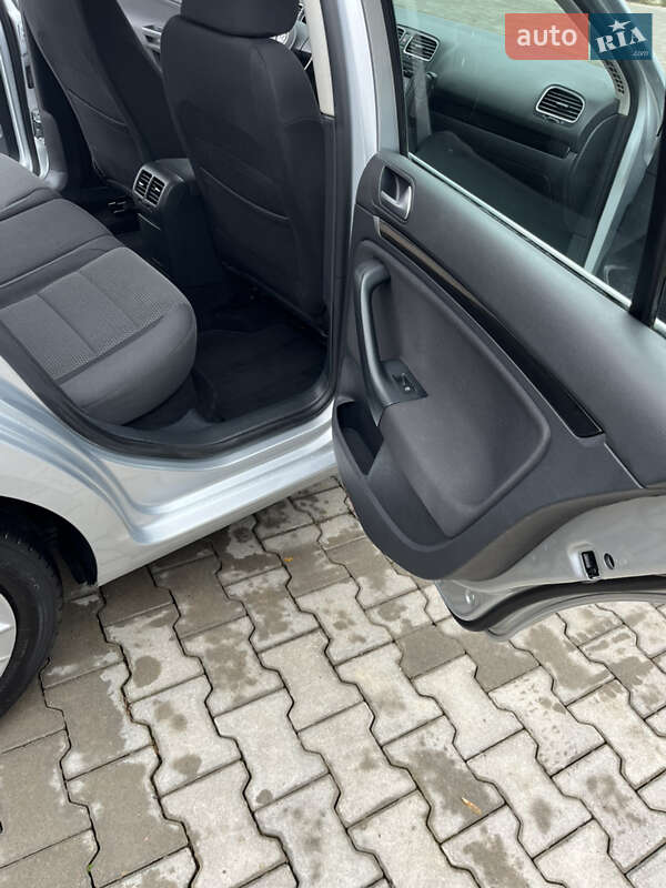 Универсал Volkswagen Golf 2011 в Черновцах