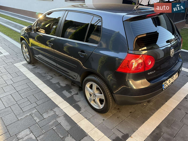 Хетчбек Volkswagen Golf 2005 в Мукачевому