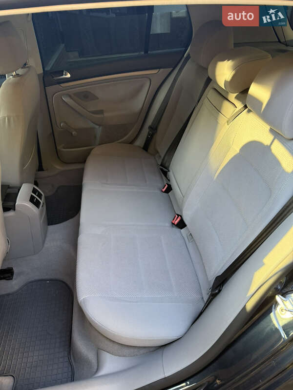 Хетчбек Volkswagen Golf 2005 в Мукачевому