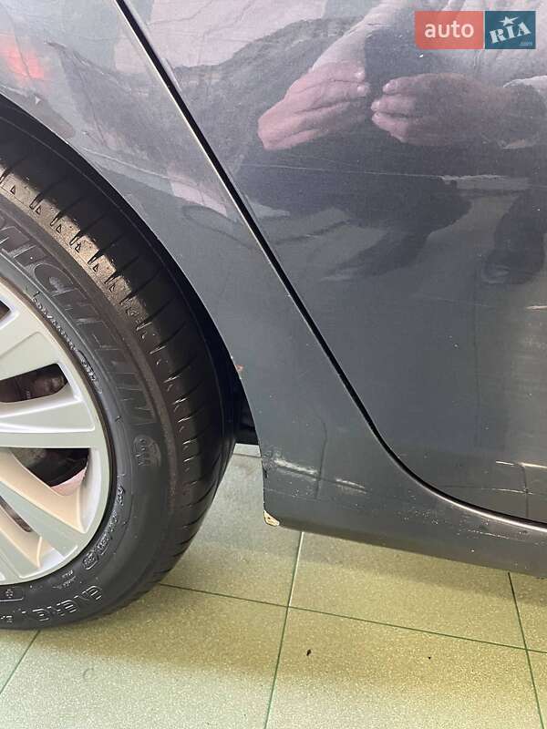 Хэтчбек Volkswagen Golf 2011 в Золочеве