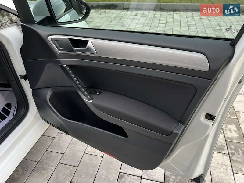 Хетчбек Volkswagen Golf 2014 в Чернівцях