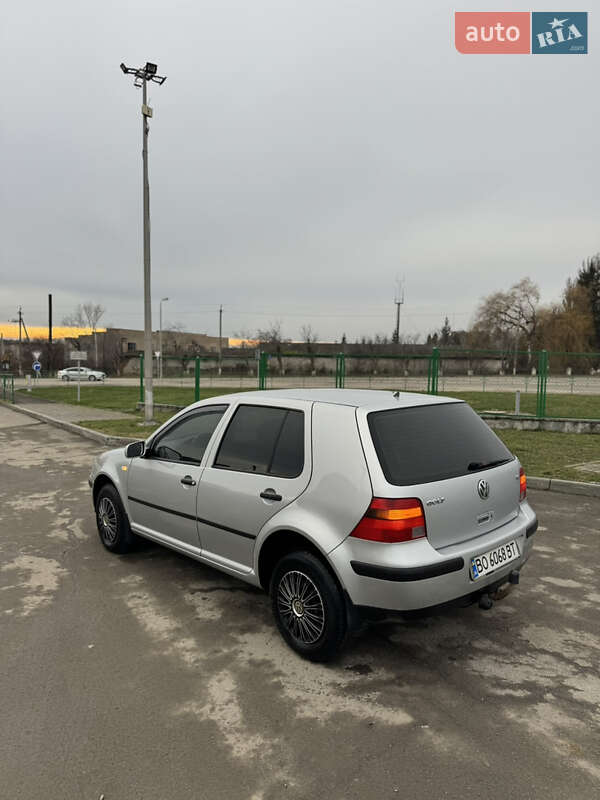 Хетчбек Volkswagen Golf 2003 в Борщеві