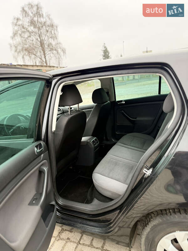 Хэтчбек Volkswagen Golf 2009 в Сумах