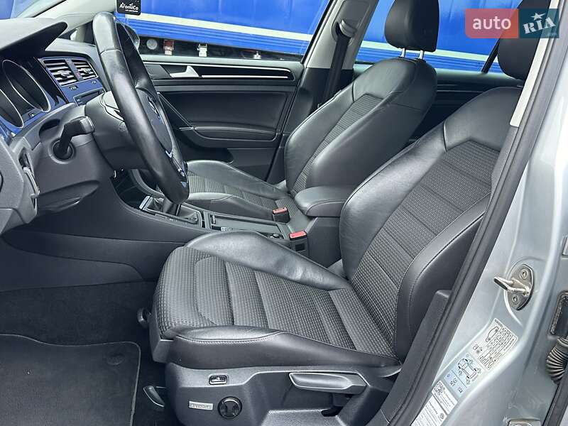 Универсал Volkswagen Golf 2015 в Ровно