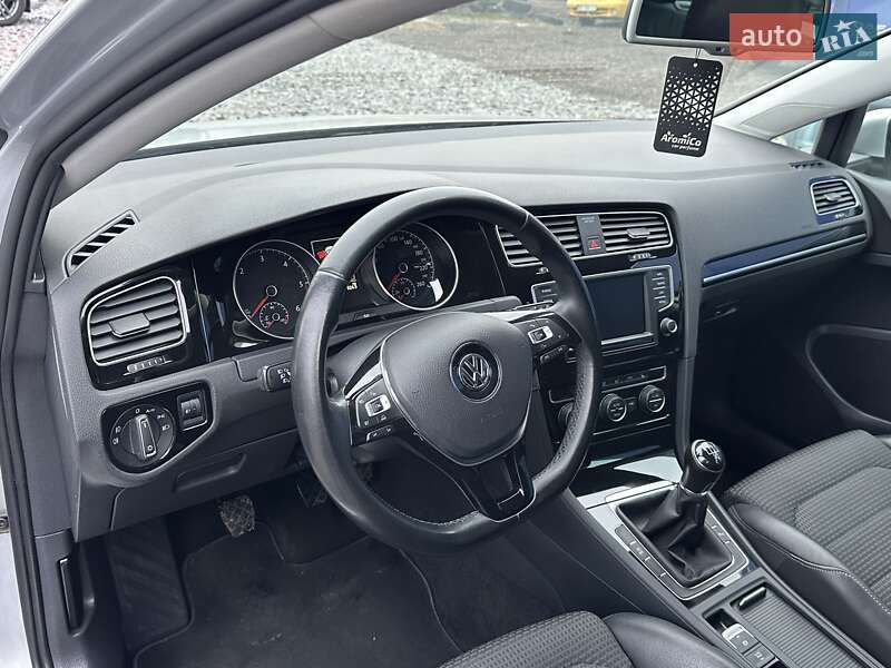 Универсал Volkswagen Golf 2015 в Ровно