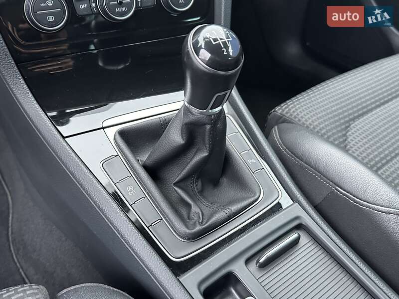 Универсал Volkswagen Golf 2015 в Ровно