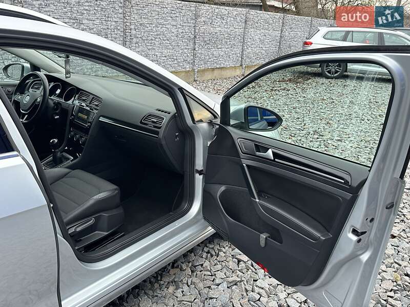 Универсал Volkswagen Golf 2015 в Ровно