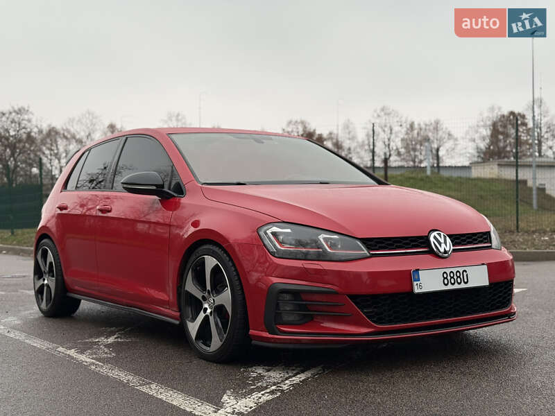 Хэтчбек Volkswagen Golf 2015 в Киеве