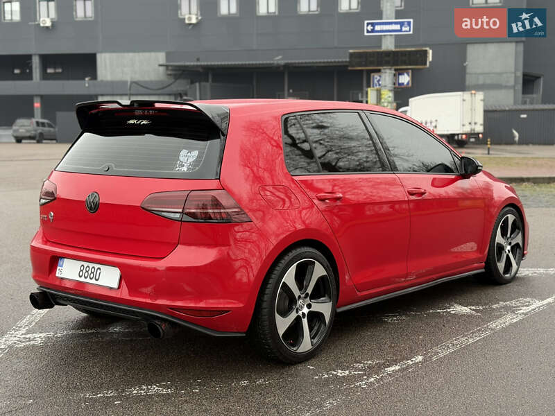 Хэтчбек Volkswagen Golf 2015 в Киеве