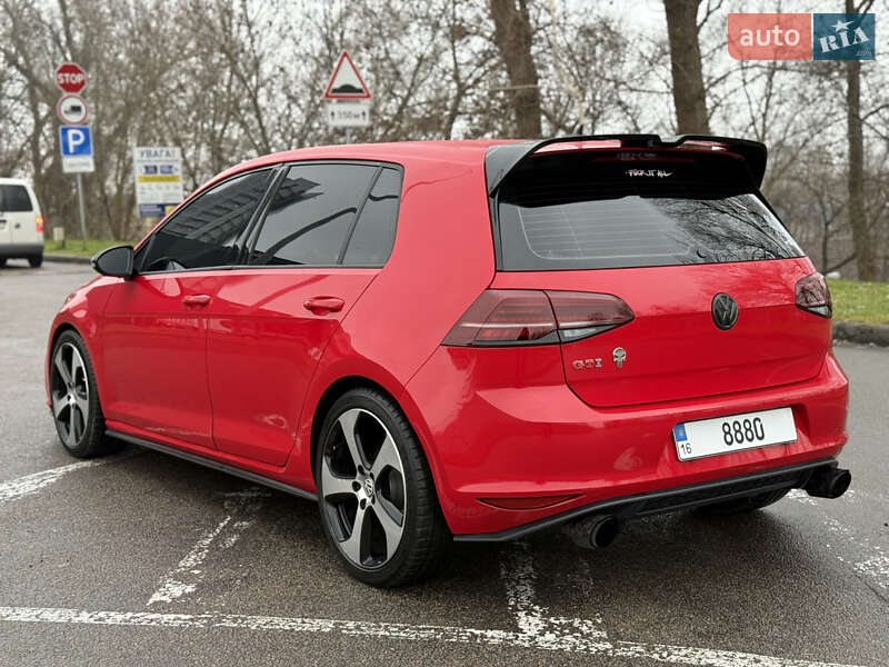 Хэтчбек Volkswagen Golf 2015 в Киеве
