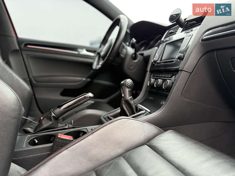 Хэтчбек Volkswagen Golf 2015 в Киеве