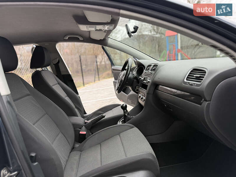 Хэтчбек Volkswagen Golf 2010 в Кременце