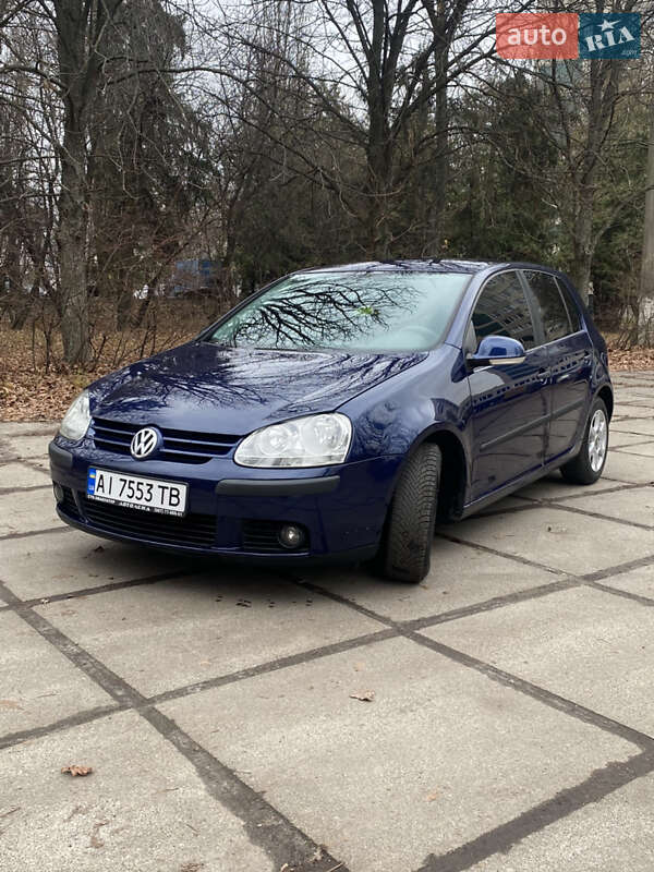 Хэтчбек Volkswagen Golf 2004 в Киеве