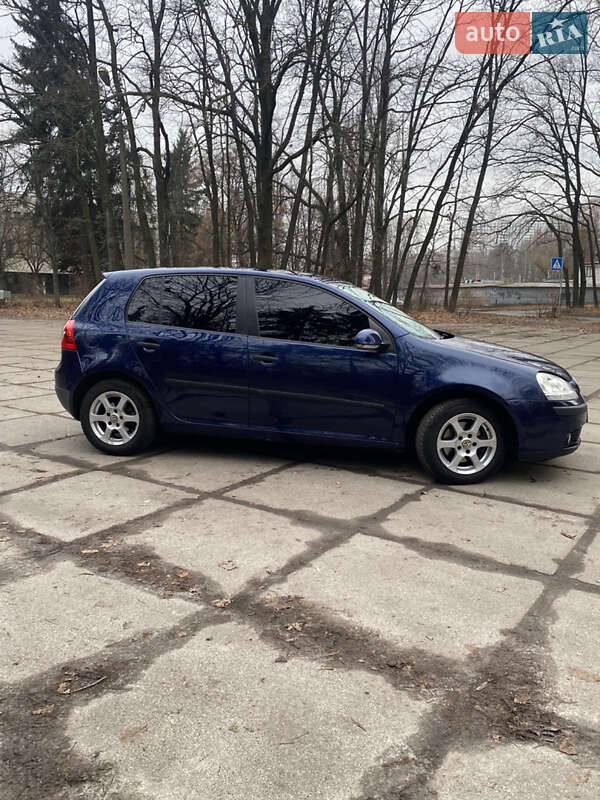 Хэтчбек Volkswagen Golf 2004 в Киеве