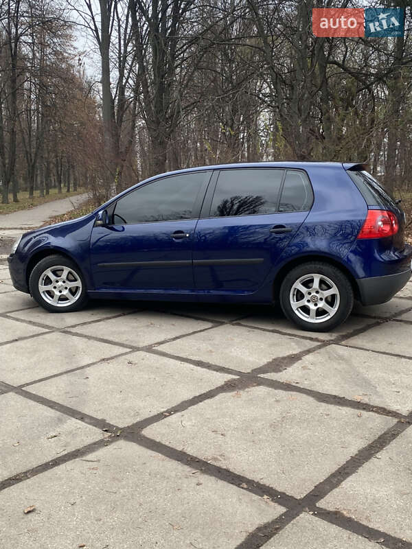 Хэтчбек Volkswagen Golf 2004 в Киеве