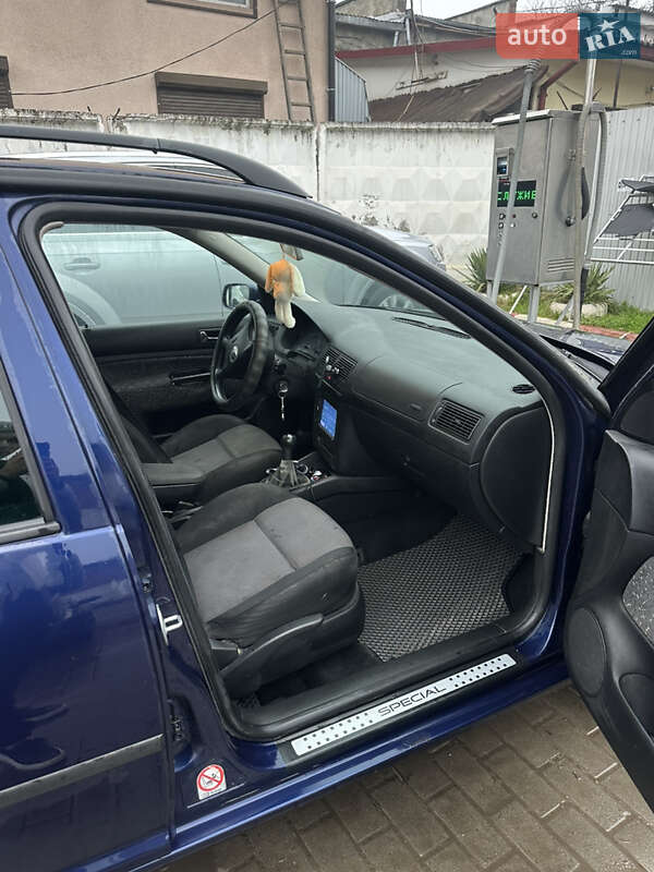 Універсал Volkswagen Golf 2002 в Чернівцях