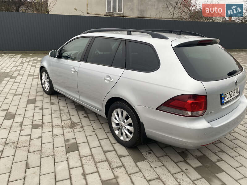 Универсал Volkswagen Golf 2011 в Жовкве