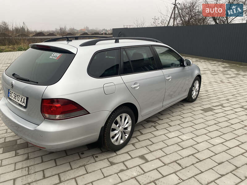 Универсал Volkswagen Golf 2011 в Жовкве