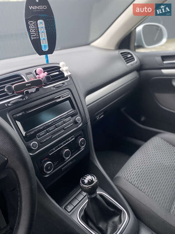 Универсал Volkswagen Golf 2011 в Жовкве