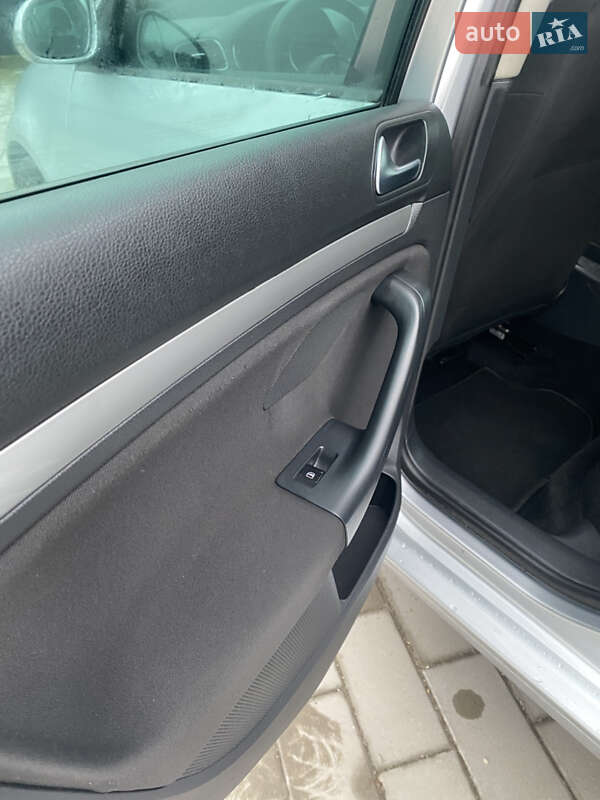 Универсал Volkswagen Golf 2011 в Жовкве