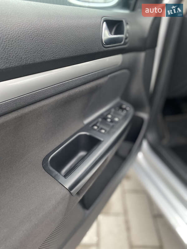 Универсал Volkswagen Golf 2011 в Жовкве