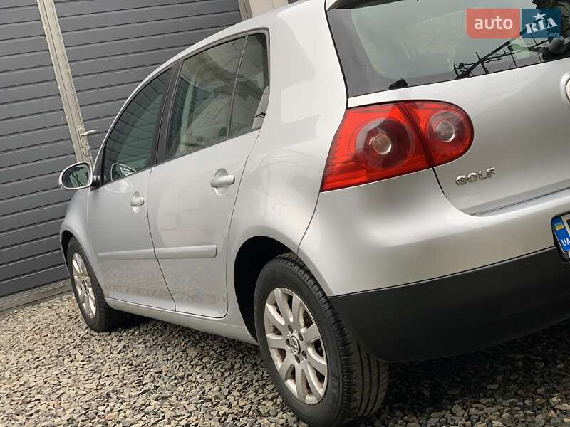 Хэтчбек Volkswagen Golf 2005 в Сваляве