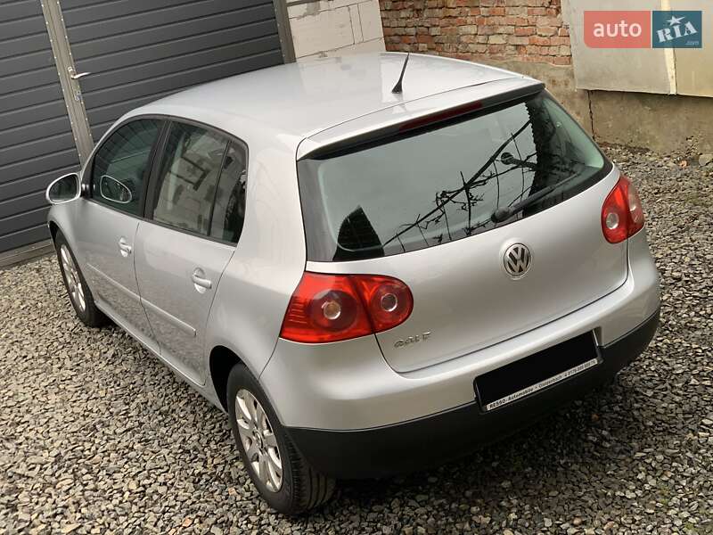 Хэтчбек Volkswagen Golf 2005 в Сваляве