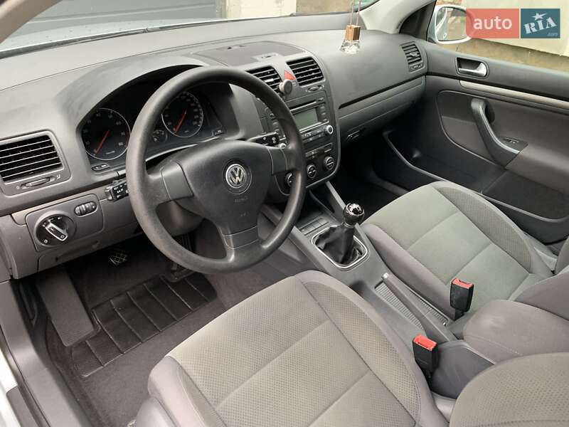 Хэтчбек Volkswagen Golf 2005 в Сваляве