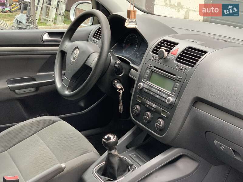 Хэтчбек Volkswagen Golf 2005 в Сваляве