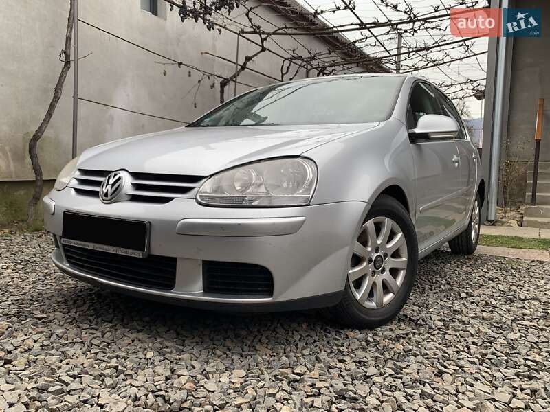 Хэтчбек Volkswagen Golf 2005 в Сваляве