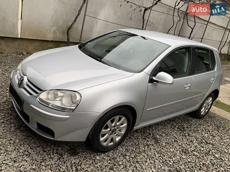 Хэтчбек Volkswagen Golf 2005 в Сваляве