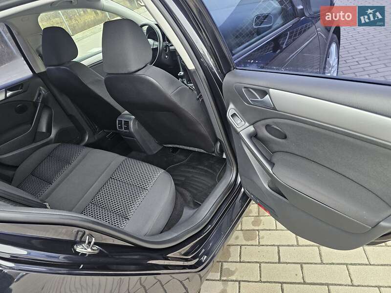 Хэтчбек Volkswagen Golf 2009 в Сумах