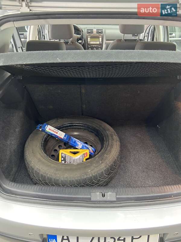 Хетчбек Volkswagen Golf 2006 в Києві