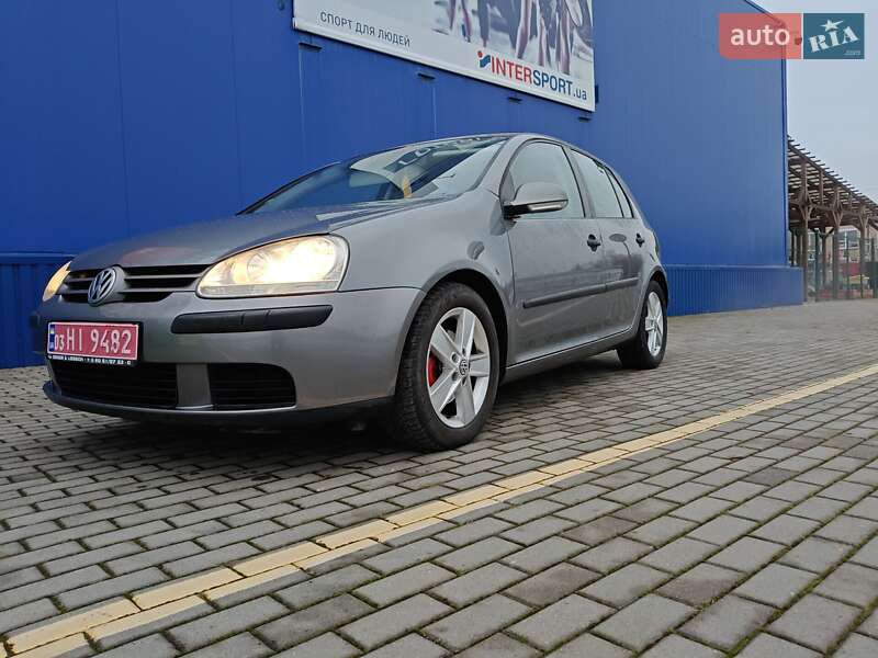 Хэтчбек Volkswagen Golf 2004 в Нововолынске