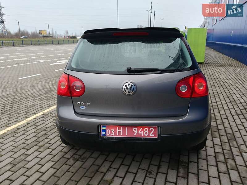 Хэтчбек Volkswagen Golf 2004 в Нововолынске