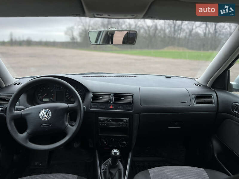 Хэтчбек Volkswagen Golf 2001 в Тростянце