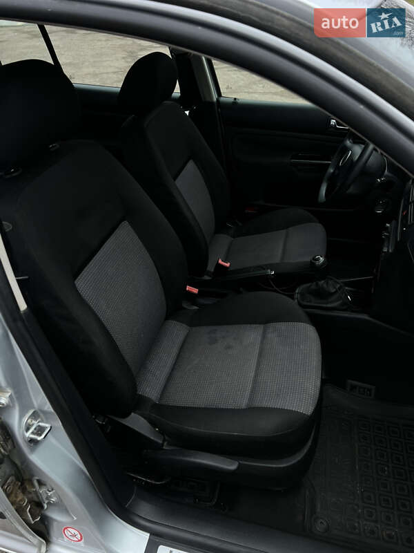 Хэтчбек Volkswagen Golf 2001 в Тростянце