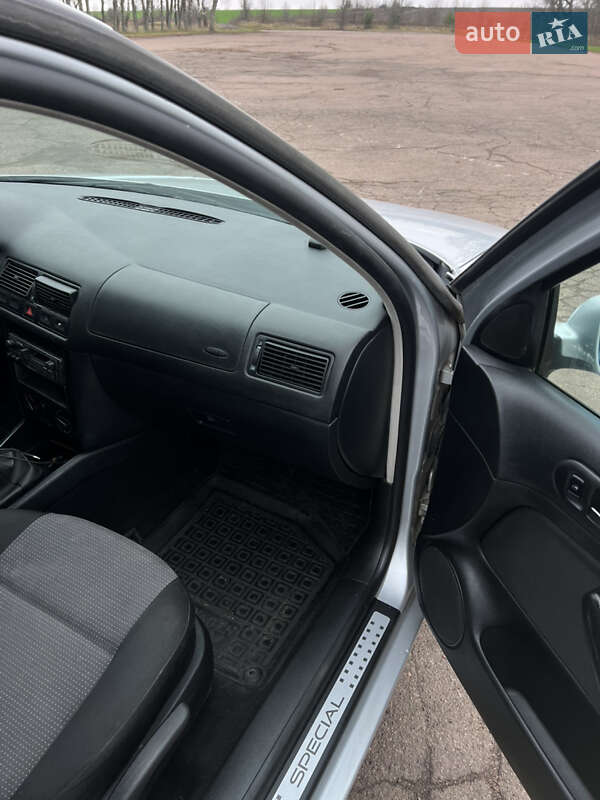 Хэтчбек Volkswagen Golf 2001 в Тростянце