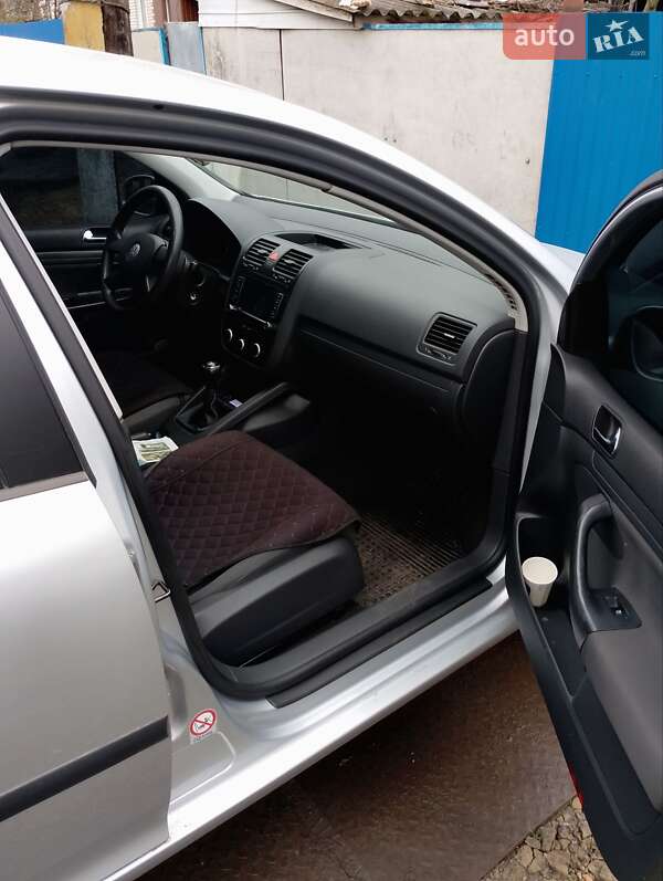 Хетчбек Volkswagen Golf 2004 в Лохвиці