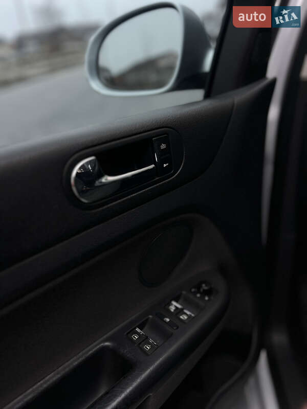 Хэтчбек Volkswagen Golf 2005 в Виннице