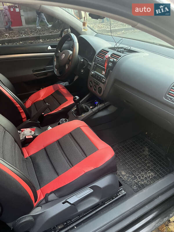 Хэтчбек Volkswagen Golf 2004 в Николаеве