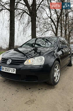 Хэтчбек Volkswagen Golf 2004 в Березному