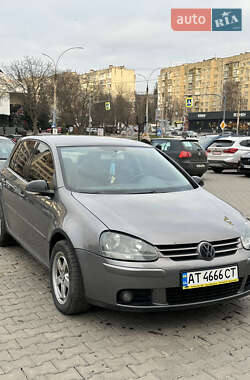Хетчбек Volkswagen Golf 2004 в Чернівцях