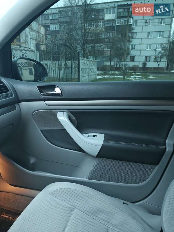 Хэтчбек Volkswagen Golf 2004 в Кривом Роге