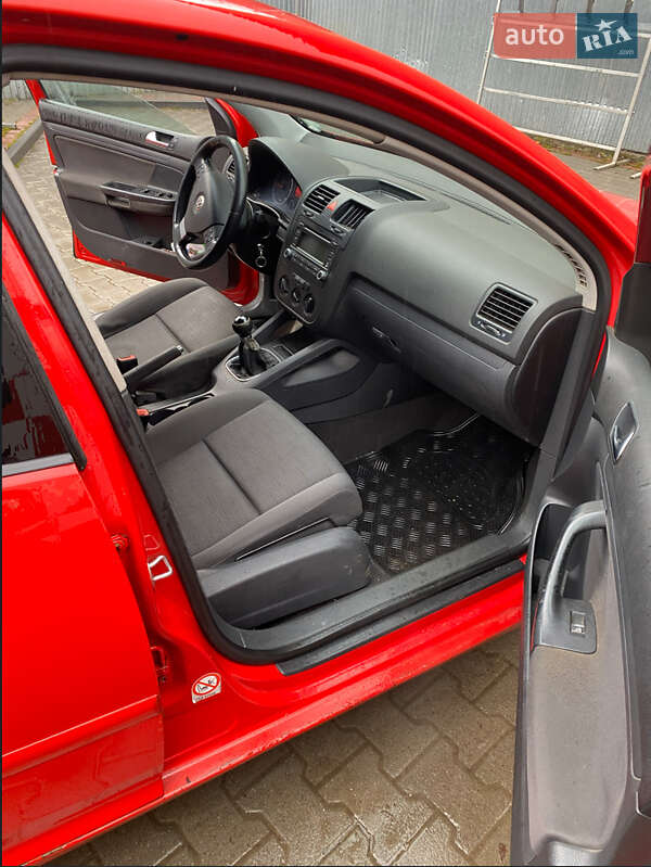 Хэтчбек Volkswagen Golf 2005 в Рахове